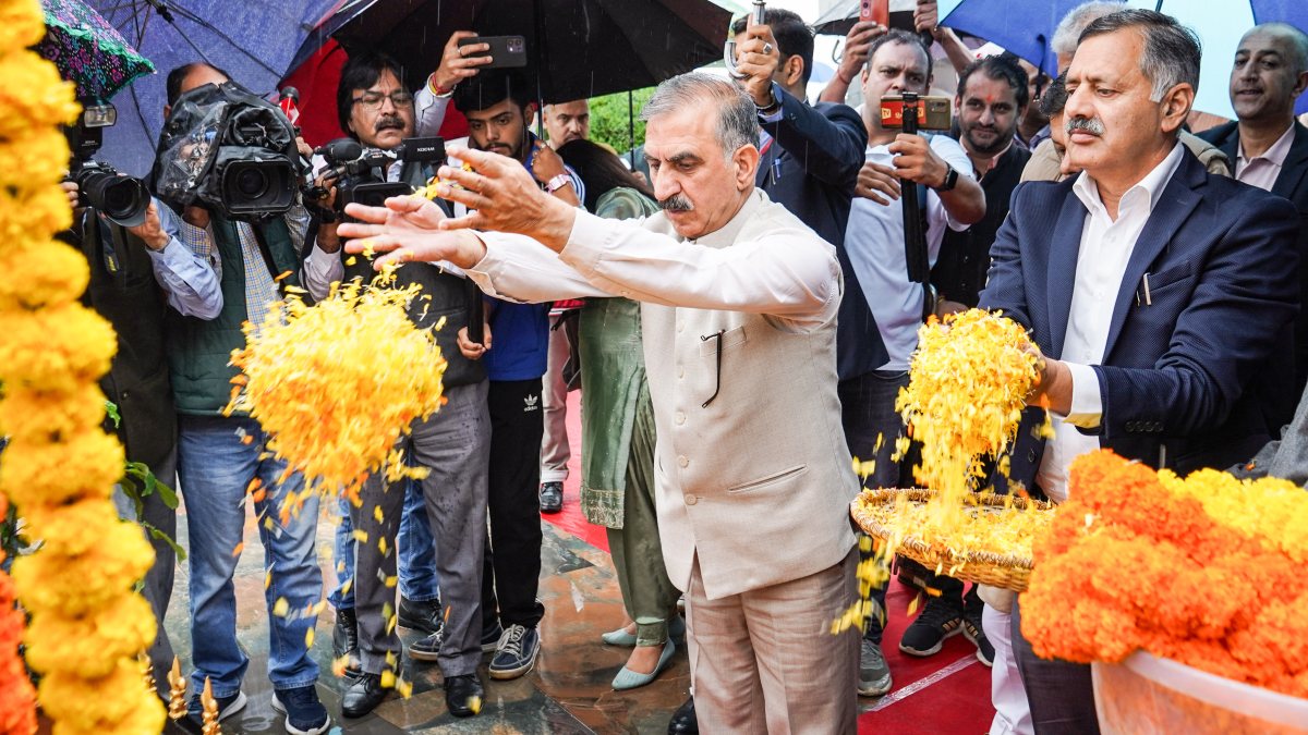 Sukhu pays tributes to first CM YS Parmar on 120th birth anniversary