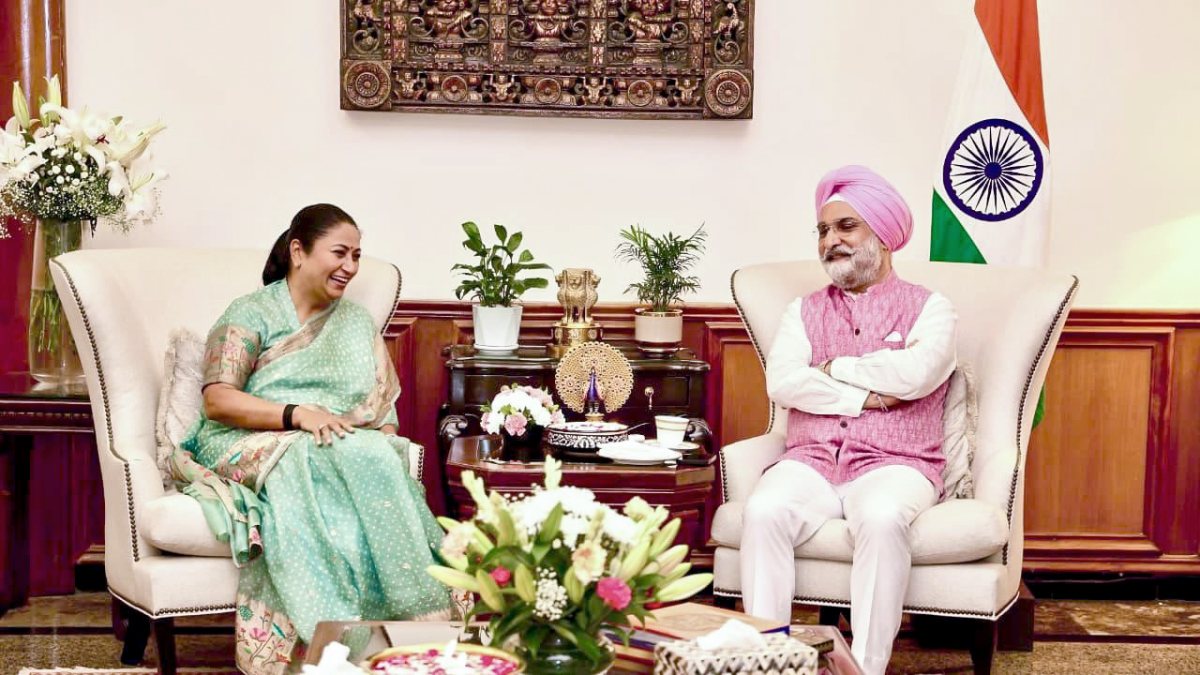 Delhi LG, CM attend gathering at Lok Niwas