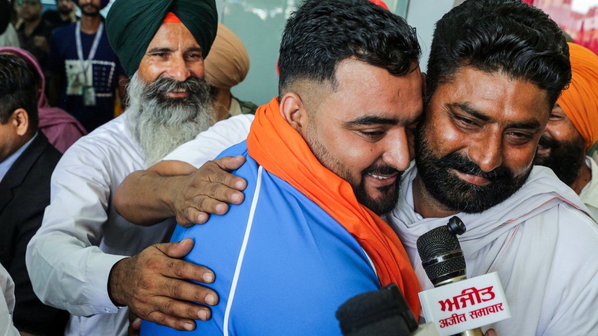 Weightlifter Lovepreet Singh gets hero's welcome in Amritsar