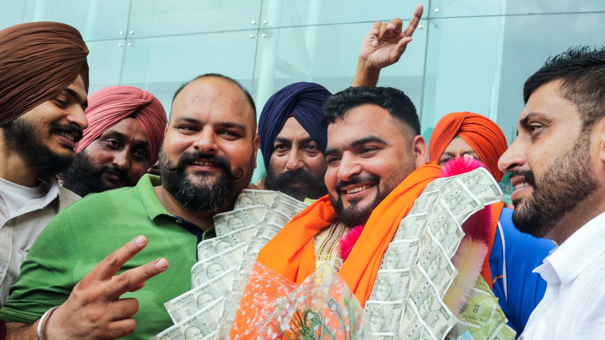 Weightlifter Lovepreet Singh gets hero's welcome in Amritsar
