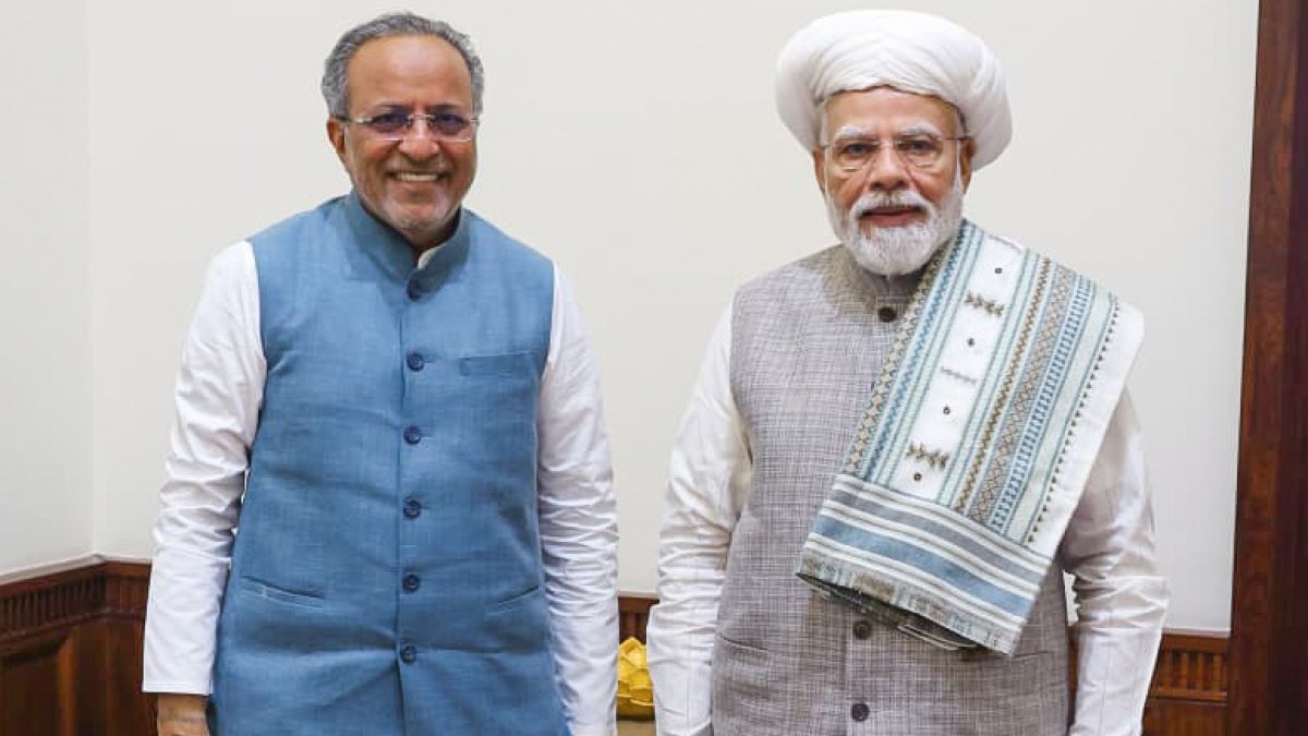 Gujarat minister presents traditional Pagdi and Shawl to PM Modi