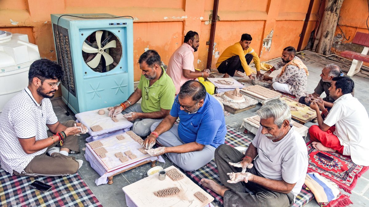 Devotees craft 1.25 lakh miniature Shiva Lingas in Bikaner