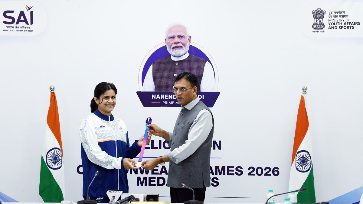 Mansukh Mandaviya felicitates CWG silver medallist Yamini Maurya
