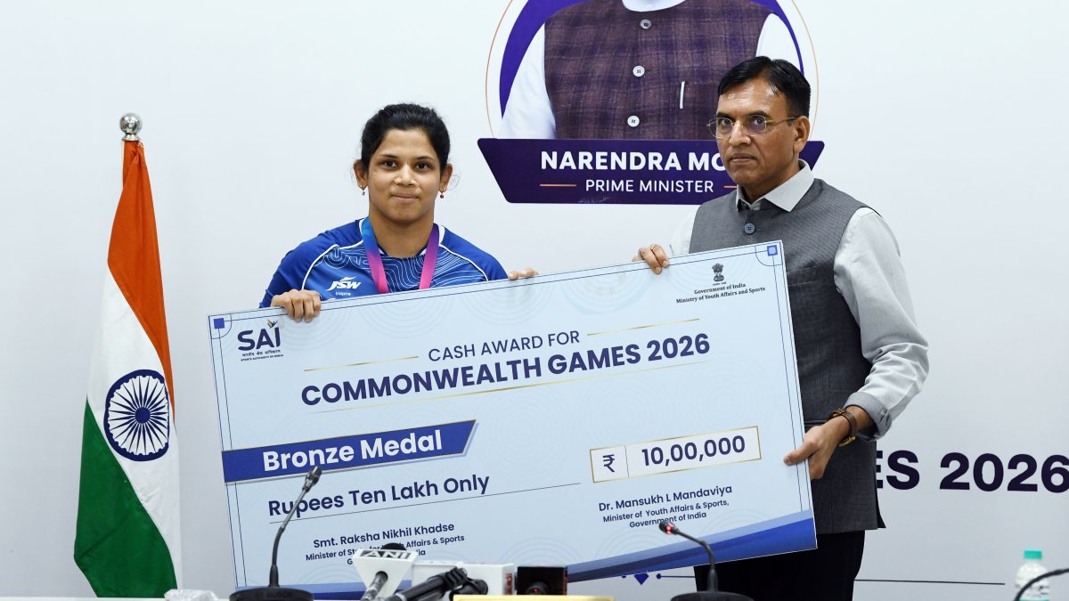 Mansukh Mandaviya presents Rs 10 lakh cheque to CWG medallist Unnati Sharma