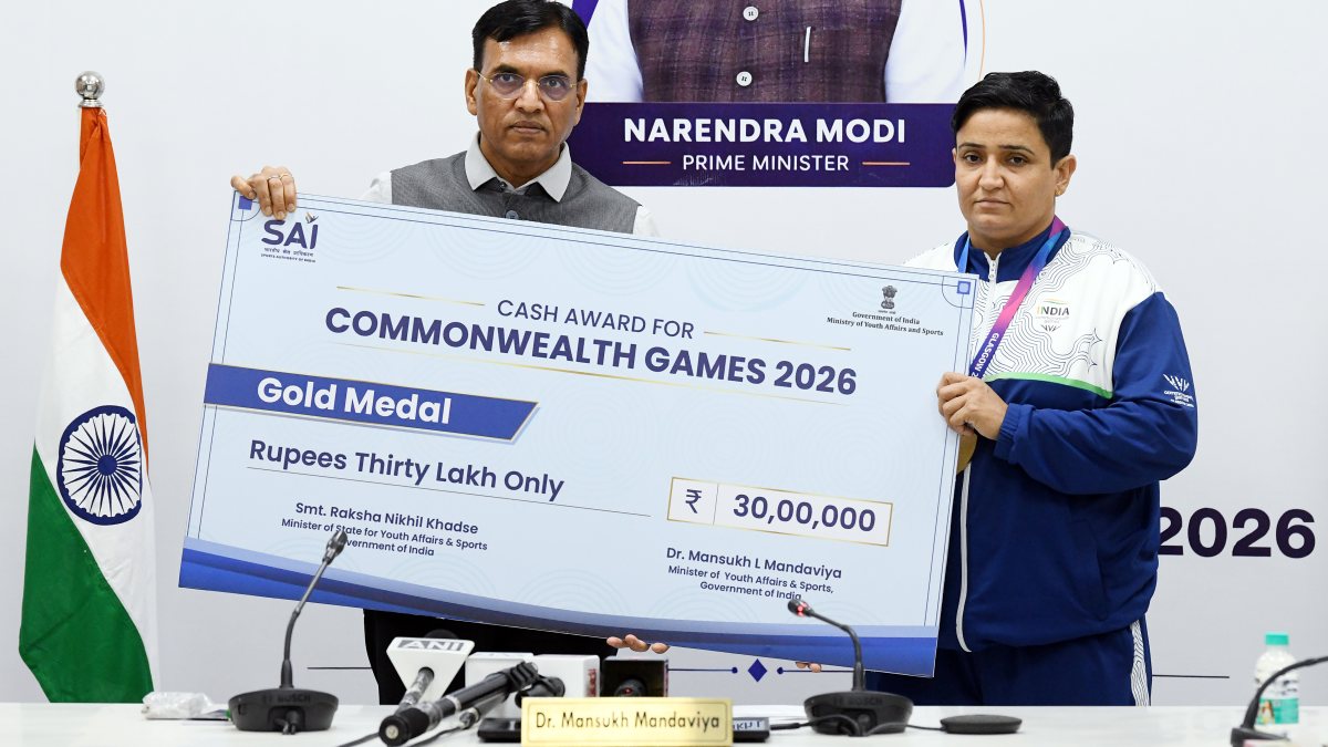 Mansukh Mandaviya presents Rs 30 lakh cheque to CWG gold medallist Sharmila Dhankhar