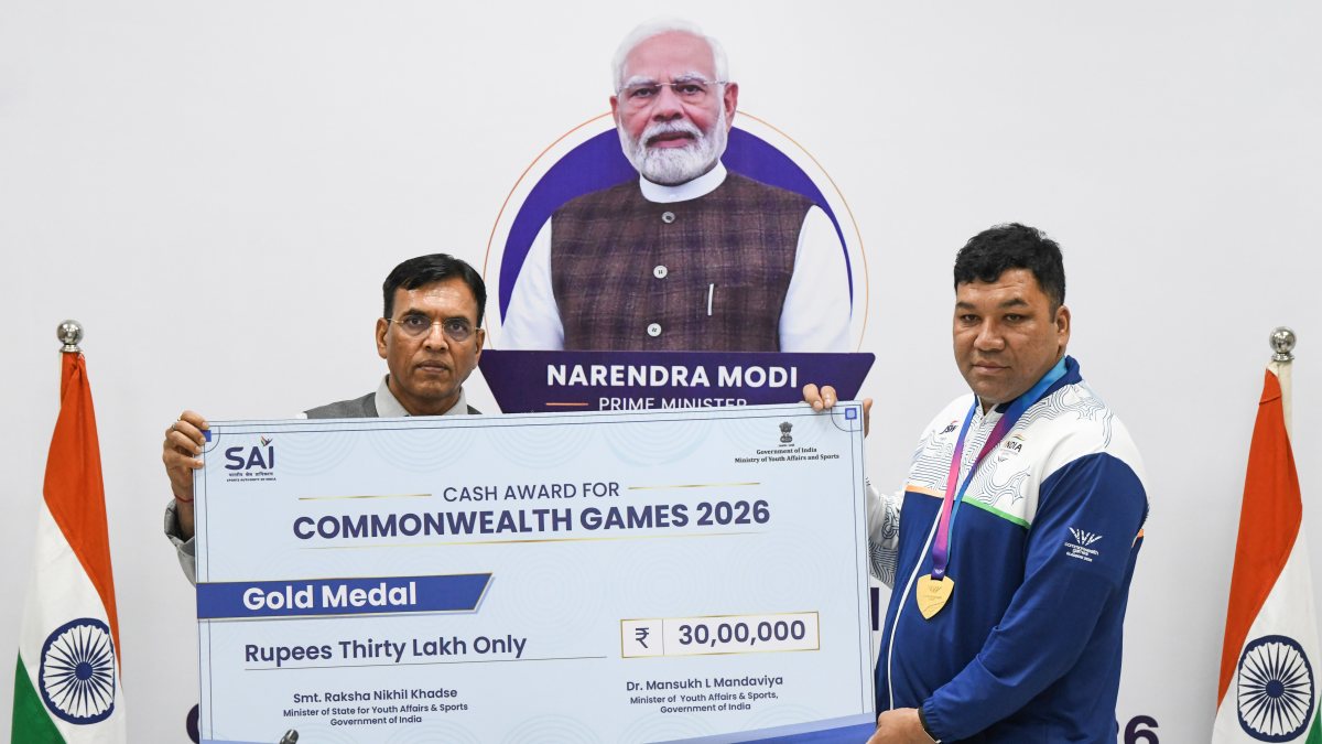 Mansukh Mandaviya presents Rs 30 lakh cheque to CWG gold medallist Soman Rana