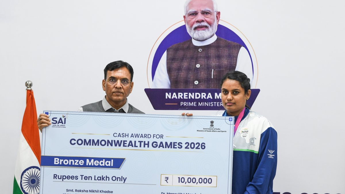 Para-athlete Shipla Shyla gets Rs 10 lakh from sports minister