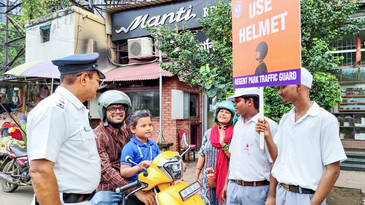 Kolkata Police, students join Road Safety Week drive