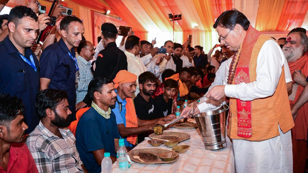 Uttarakhand CM serves food to Kanwariyas in Haridwar