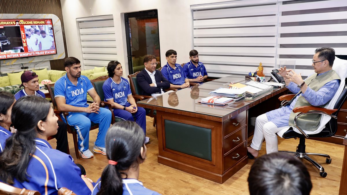 Rijiju welcomes Indian boxing team after Commonwealth Games return