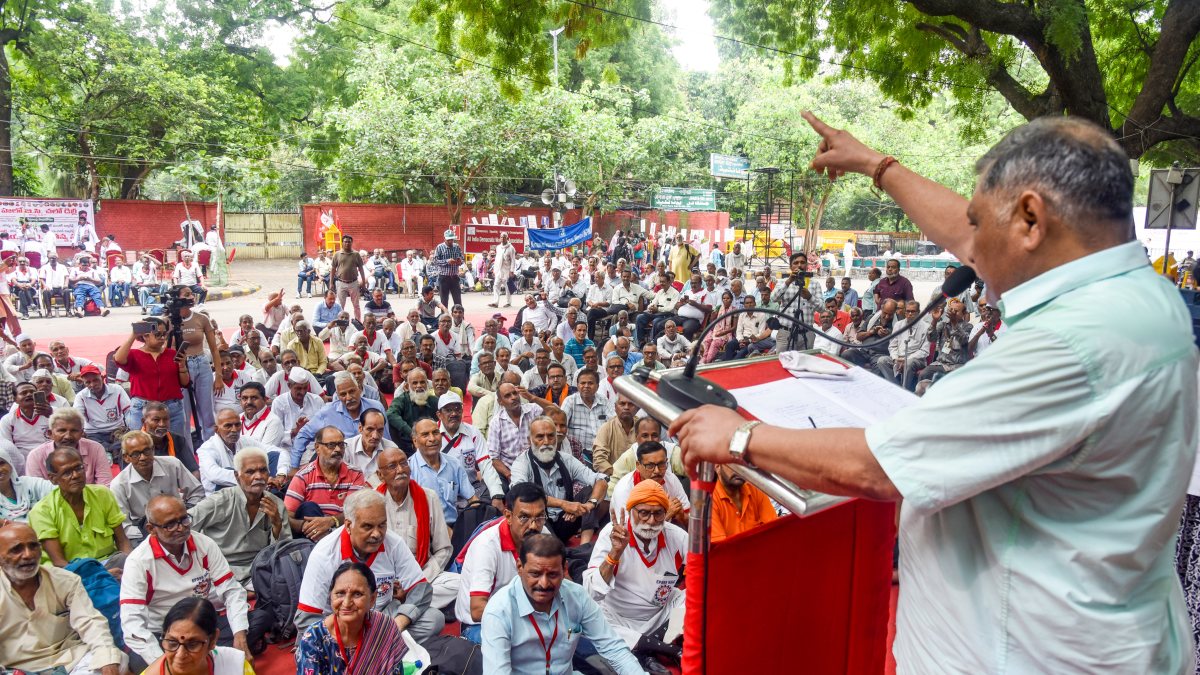 Pensioners protest at Jantar Mantar for Rs 7500 monthly pension