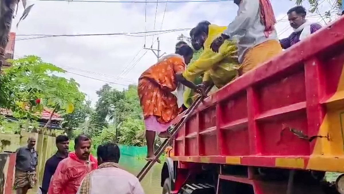 Kerala floods: Rescue teams shift residents to relief camps in Alappuzha
