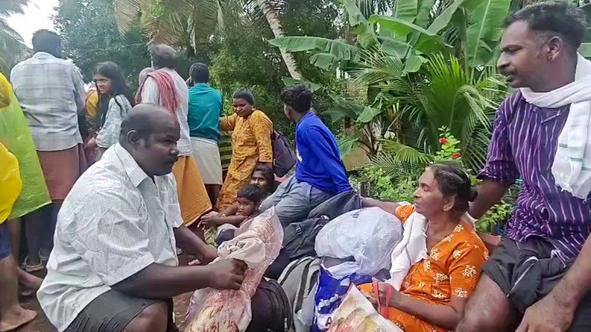 Kerala floods: Rescue teams shift residents to relief camps in Alappuzha