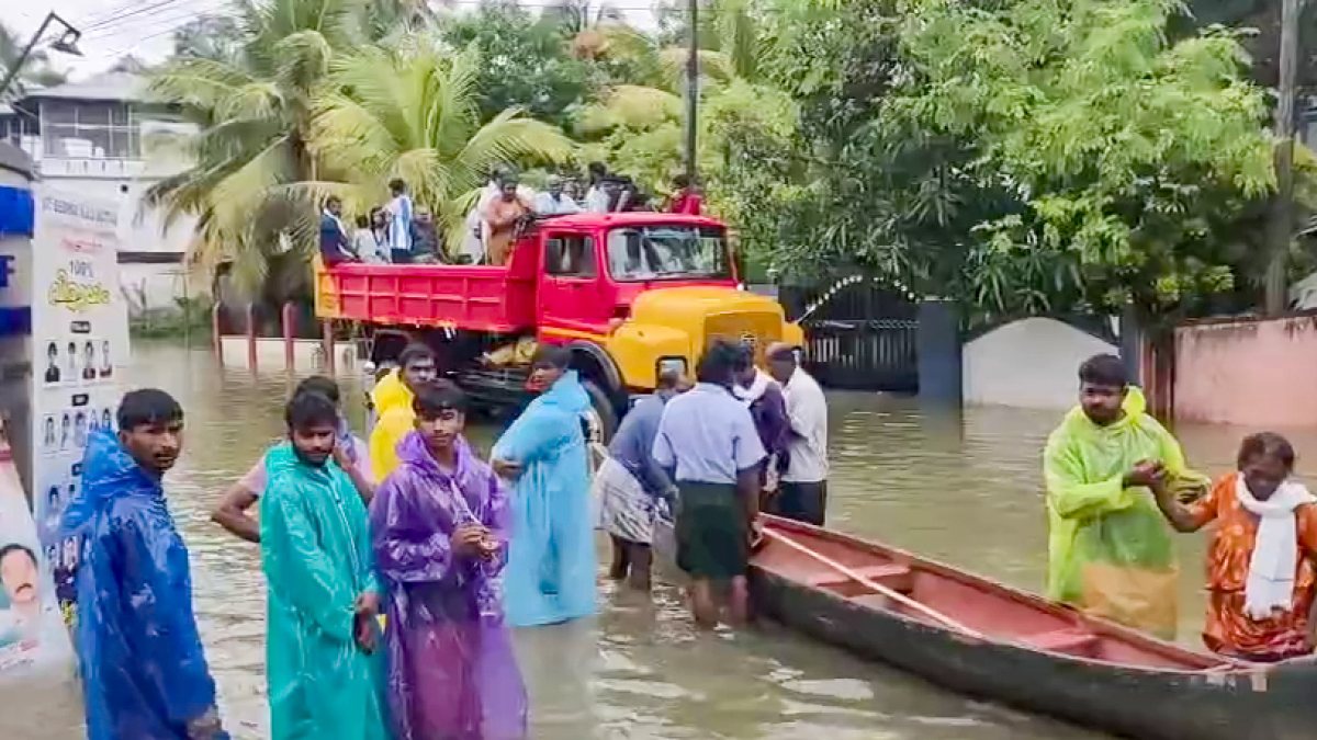 Kerala floods: Rescue teams shift residents to relief camps in Alappuzha