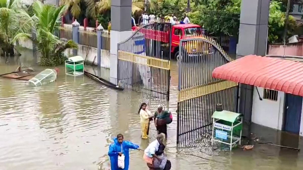 Kerala floods: Rescue teams shift residents to relief camps in Alappuzha