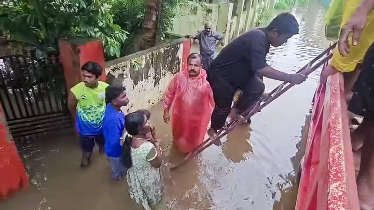 Kerala floods: Rescue teams shift residents to relief camps in Alappuzha