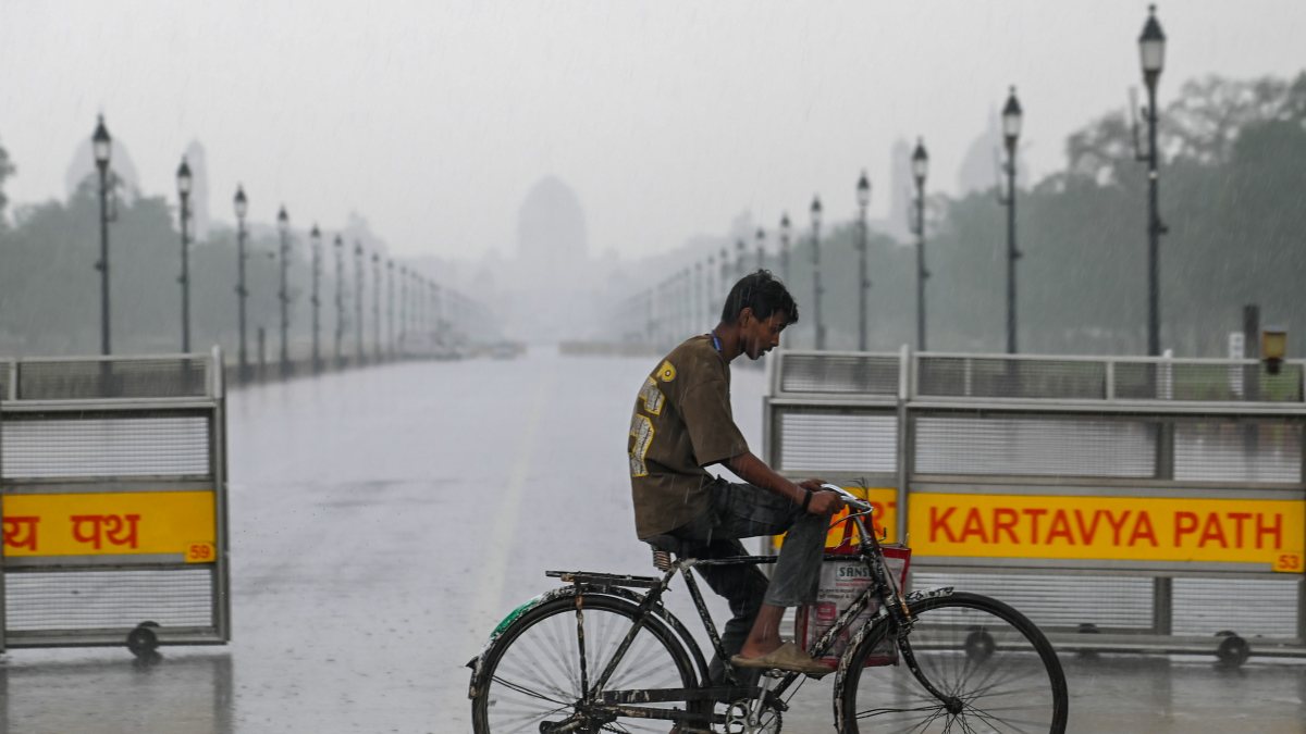 Heavy rain lashes Delhi as commuters brave waterlogging