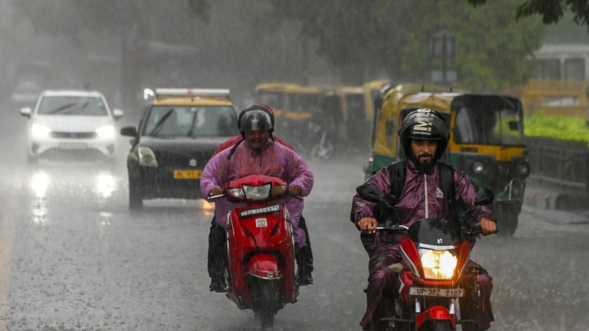 Heavy rain drenches Delhi commuters near India Gate