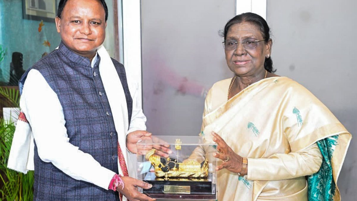 President Murmu felicitated by Odisha CM at Gopalpur