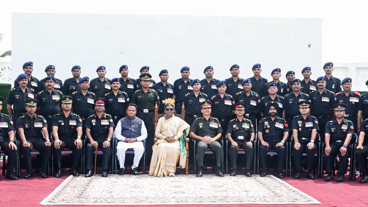 President Murmu meets Odisha CM, Army officials at Air Defence College
