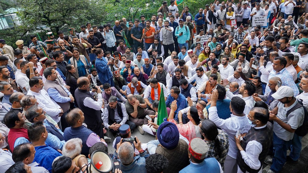 BJP protests outside Himachal CM's residence in Shimla