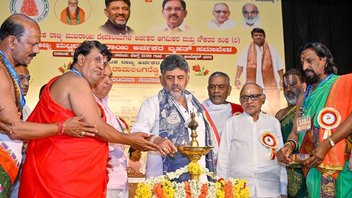 Karnataka CM lights lamp at felicitation ceremony for minister