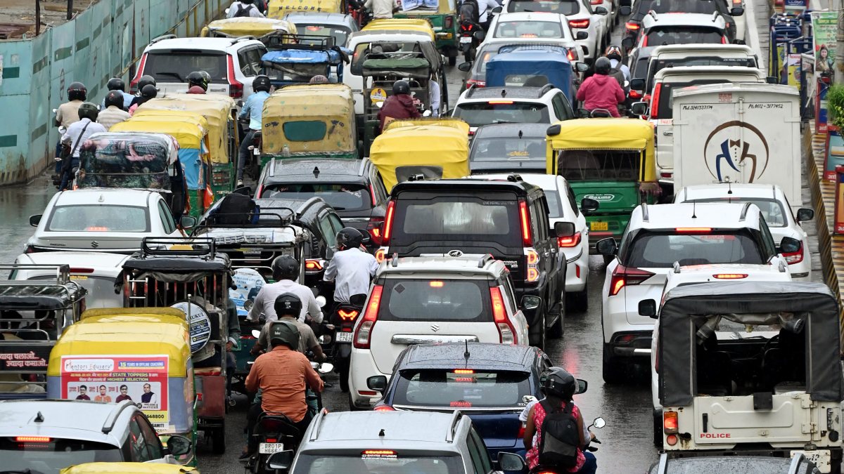 Heavy rain slows traffic in Patna