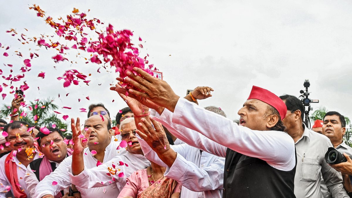 Akhilesh Yadav pays tribute to Janeshwar Mishra in Lucknow