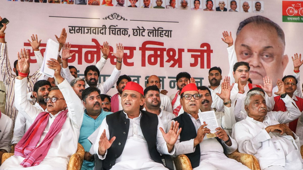 Akhilesh Yadav leads SP tribute at Janeshwar Mishra birth anniversary