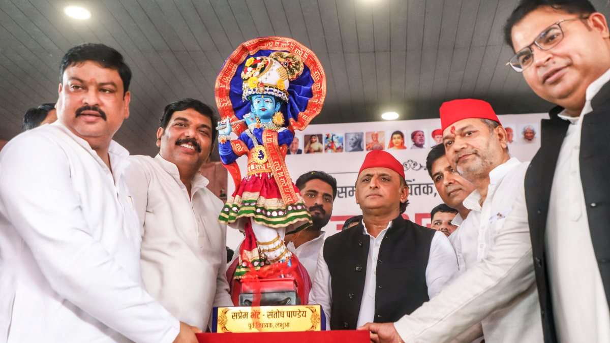 Akhilesh Yadav poses with Lord Krishna idol at SP event