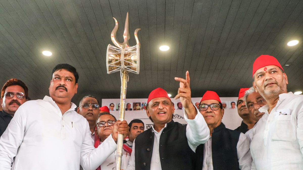 Akhilesh Yadav holds trident at Janeshwar Mishra birth anniversary event