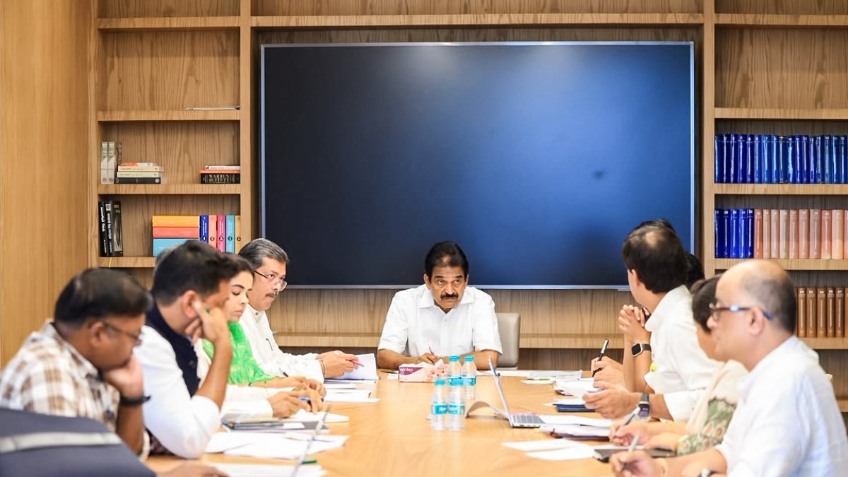 Congress leaders meet Gujarat unit to strengthen party outreach