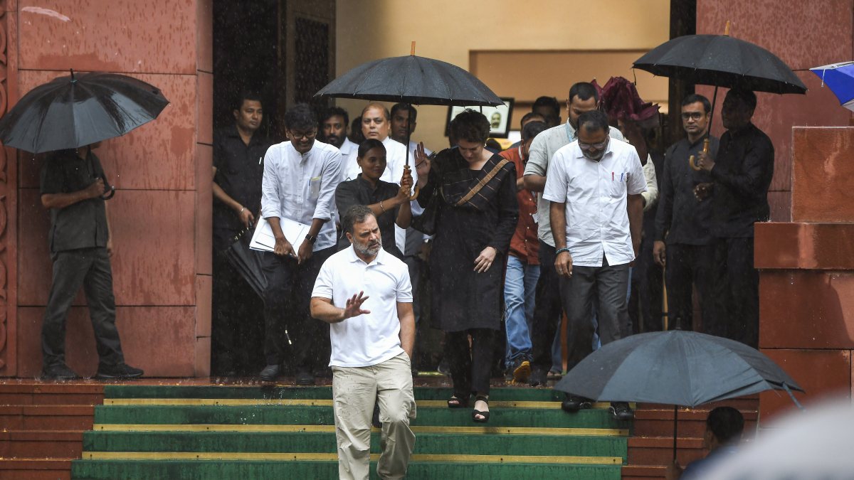 Rahul, Priyanka Gandhi leave Parliament amid monsoon rain