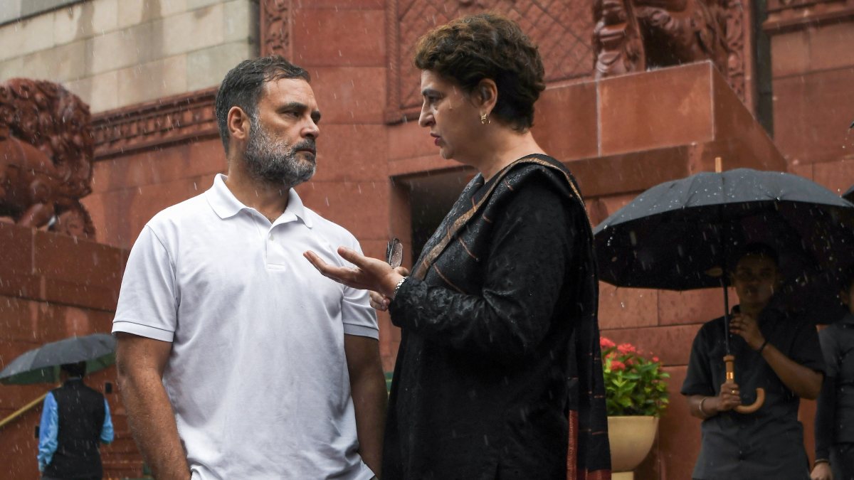 Rahul and Priyanka Gandhi brave rain at Parliament