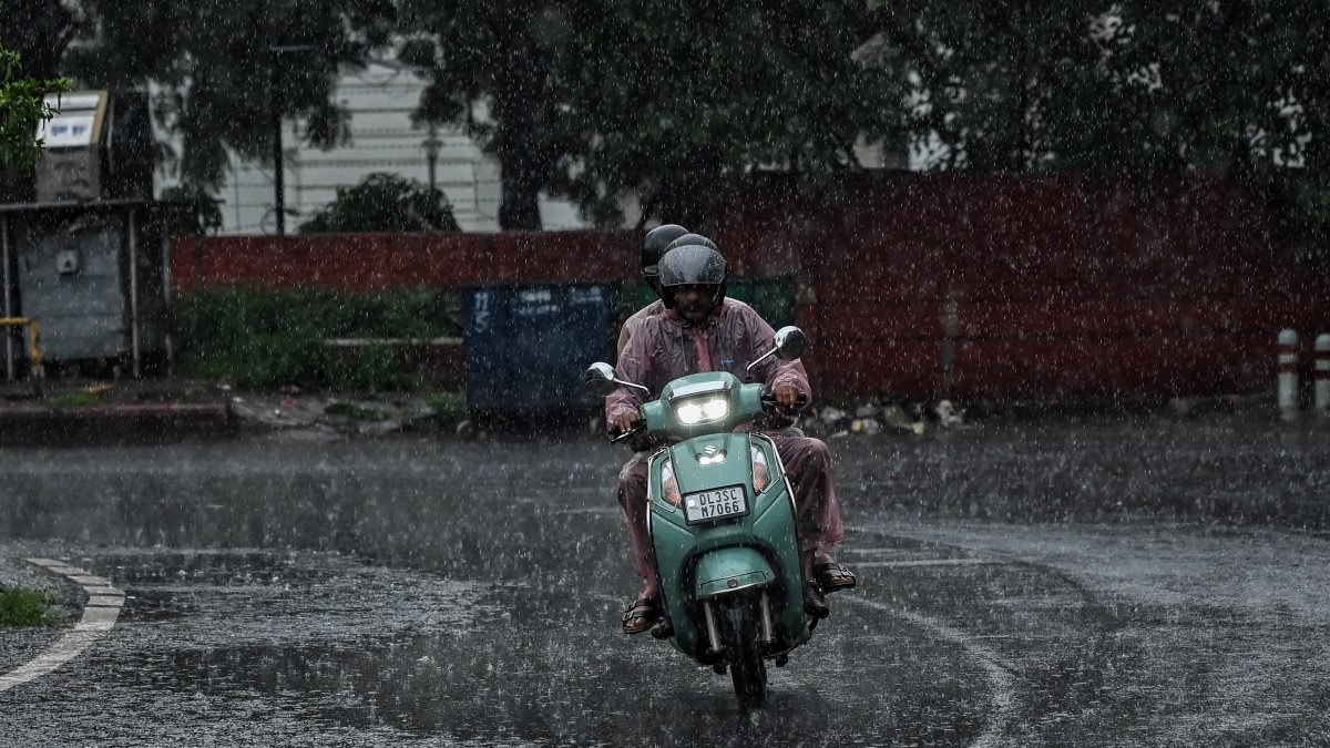 Heavy rainfall lashes Delhi, commuters brave waterlogged roads