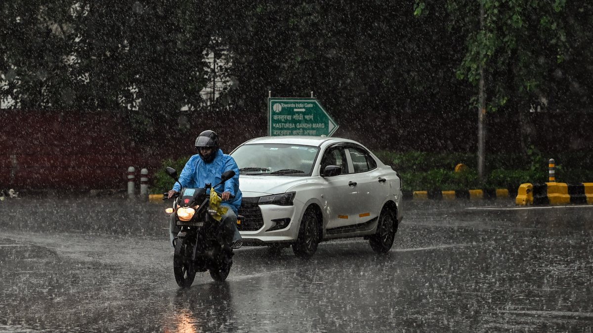Heavy rains lash Delhi, commuters brave waterlogged roads