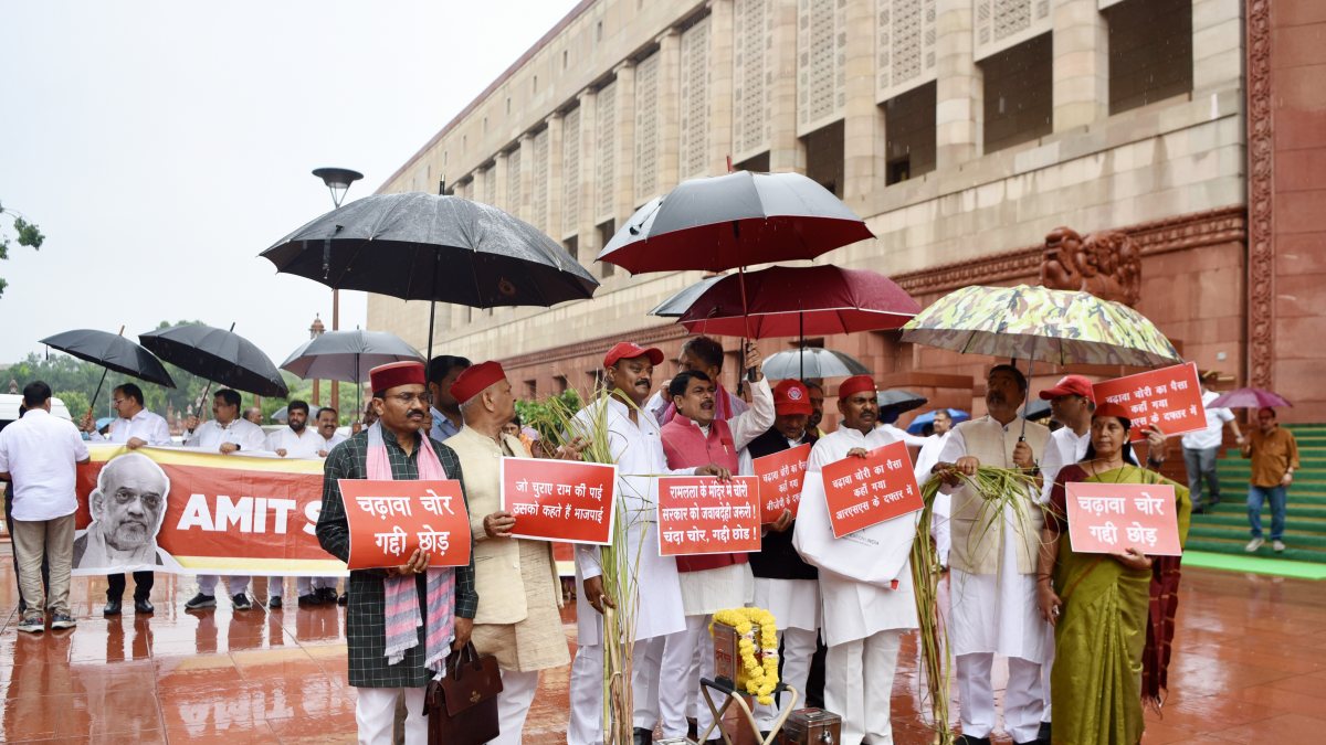 Opposition MPs protest in Parliament over police action, Ram Mandir theft