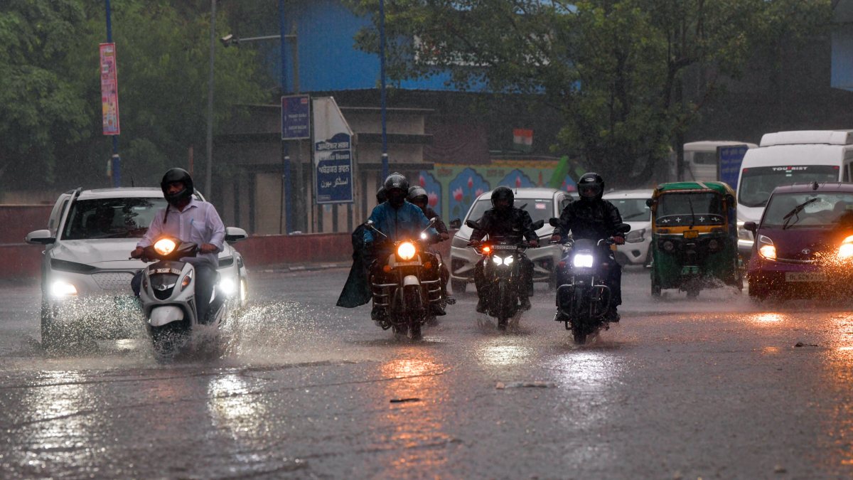 Heavy rainfall disrupts traffic in New Delhi