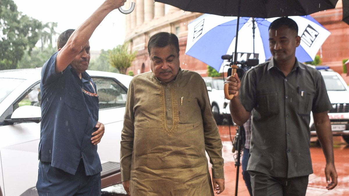 Nitin Gadkari arrives at Parliament amid monsoon rain