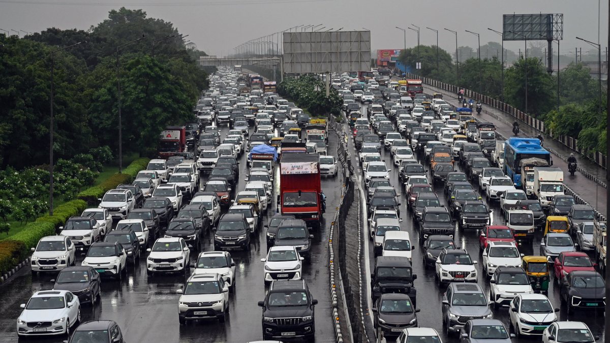 Heavy rain triggers traffic snarls on NH-24 near Akshardham