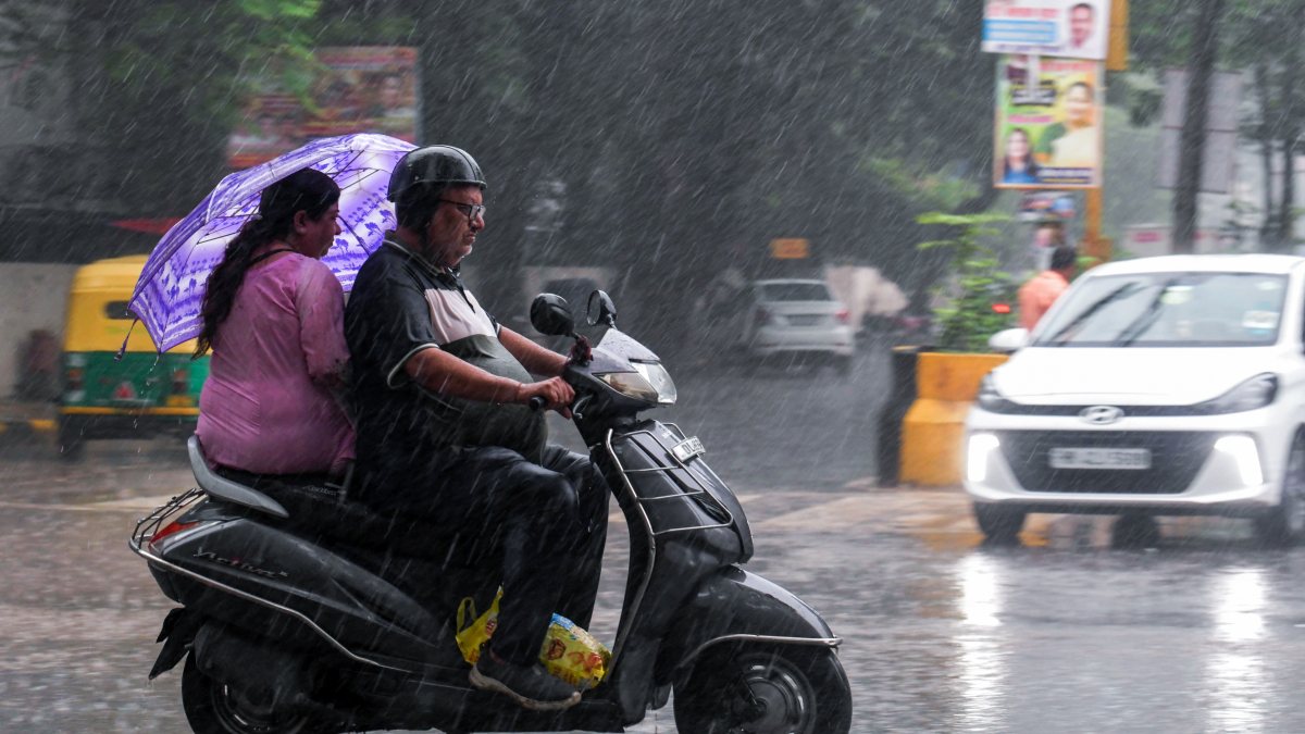 Heavy rainfall lashes New Delhi, commuters brave waterlogged roads