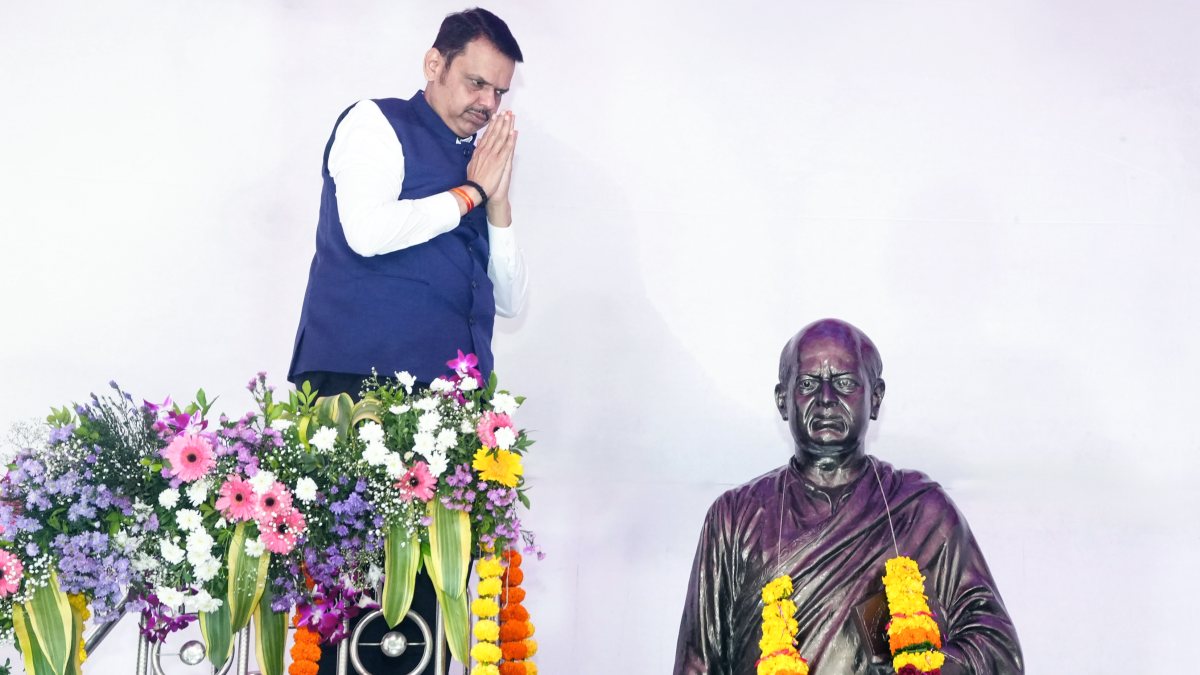 Maharashtra CM pays tribute to Dadasaheb Phalke in Mumbai