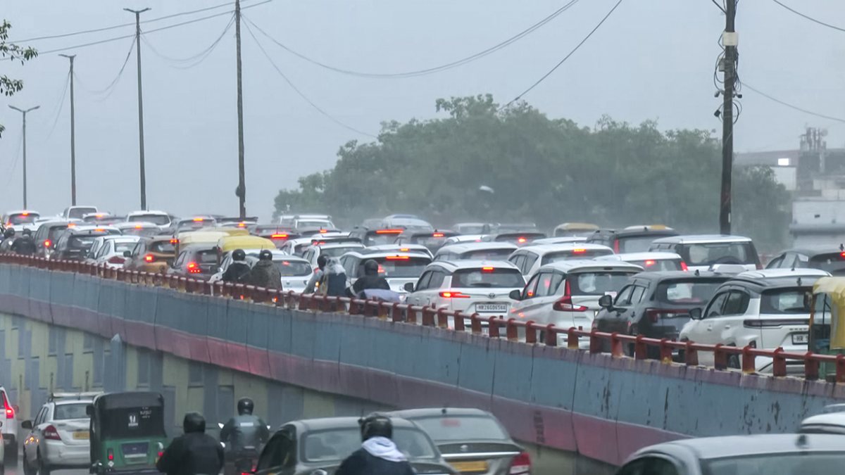 Heavy rain causes traffic snarls at Safdarjung flyover