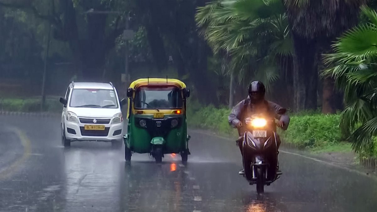 Heavy rainfall lashes Delhi, commuters navigate waterlogged roads