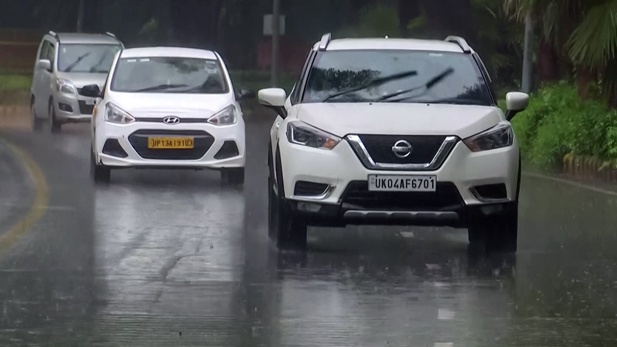 Heavy rain lashes Delhi, commuters navigate waterlogged roads