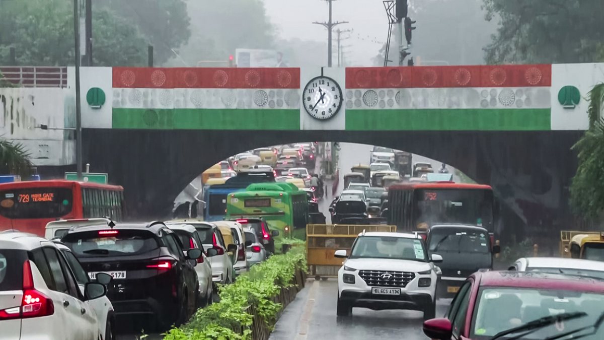 Heavy rain triggers traffic snarls at Shiva Ji Bridge