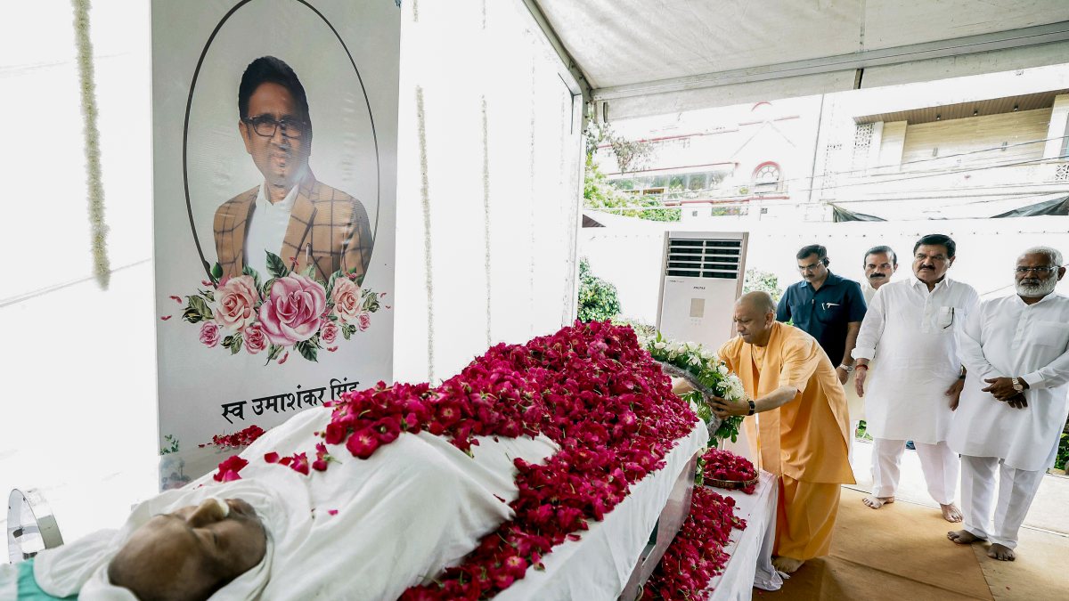 Yogi Adityanath pays tribute to late MLA Umashankar Singh in Lucknow