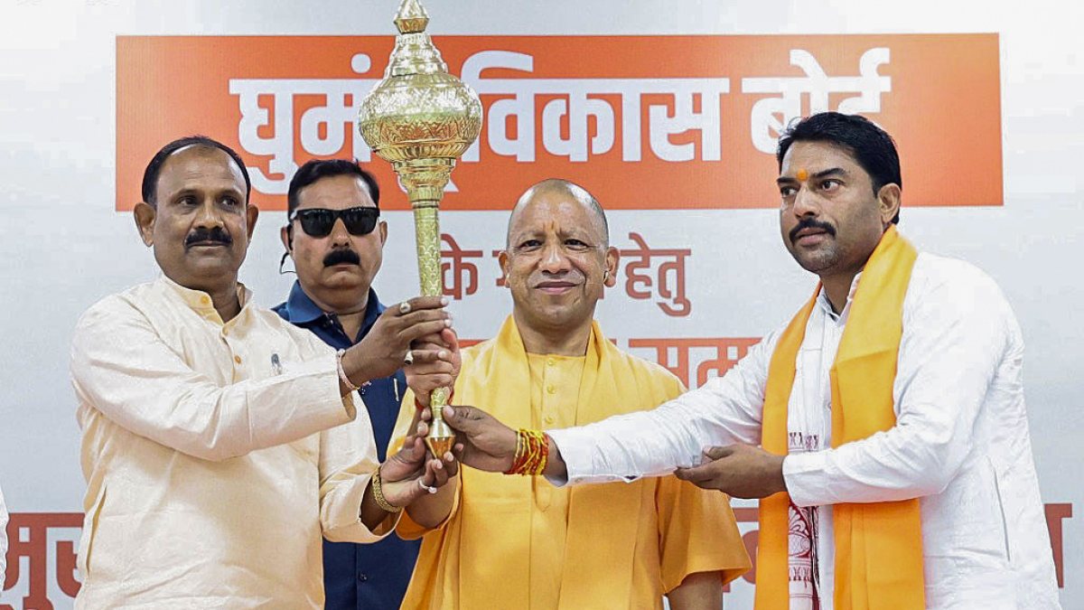 Yogi Adityanath lifts club at nomadic society event in Lucknow