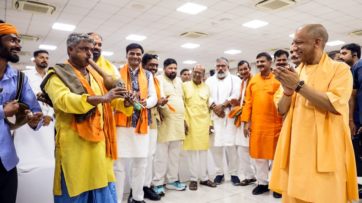 UP CM Yogi Adityanath welcomed at Vimukt society event in Lucknow