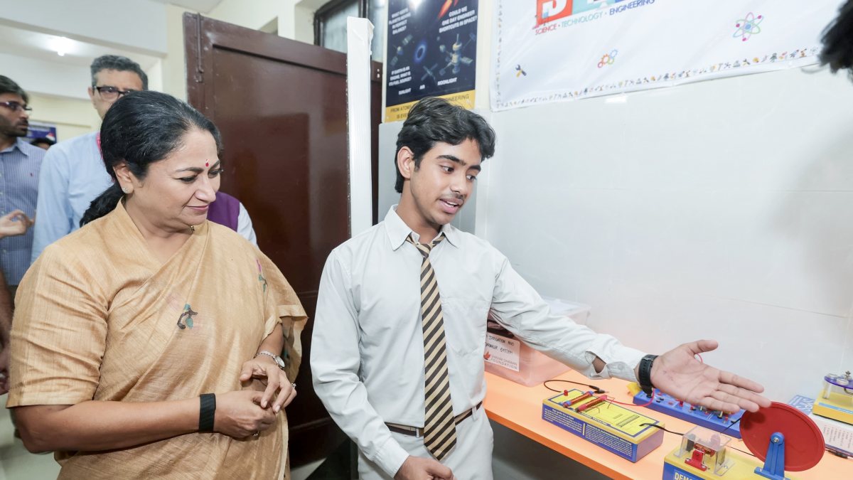 Delhi CM inaugurates STEM Innovation Lab at Pitampura school